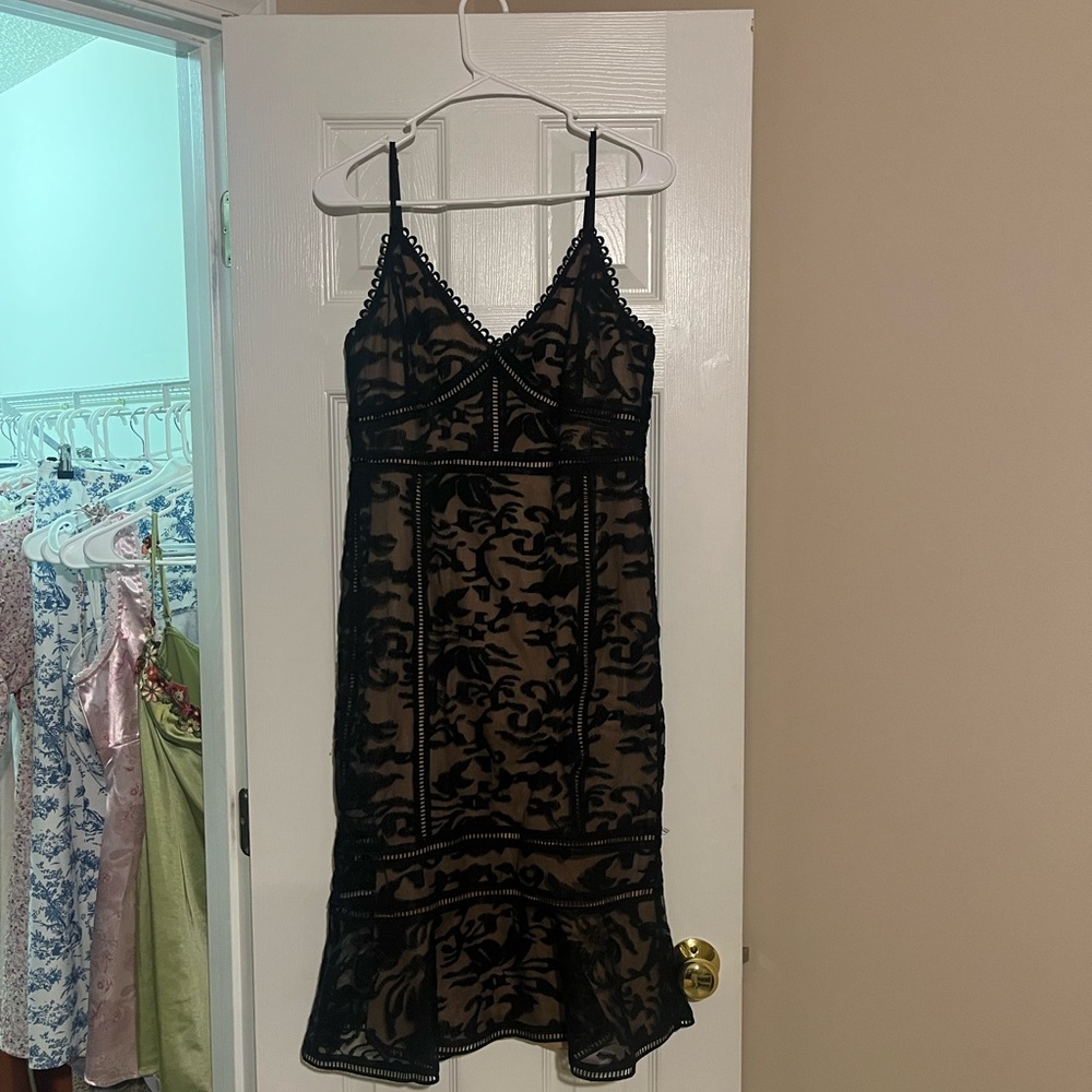 Lulu’s Black Lace Midi Trumpet Dress - M